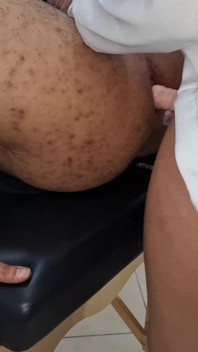 Ele foi ao urologista porque ele não sentia mais prazer e ela enfiou a cinta-nele até ele gozar.