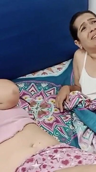Latina miang amatur dikongkek pepek mereka di atas katil ayah tiri mereka HL