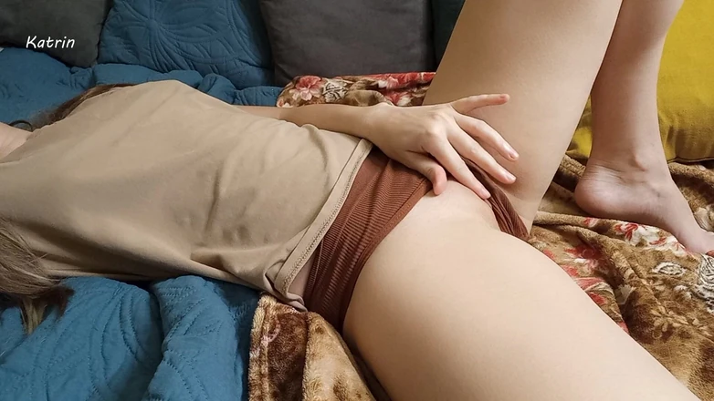 Katrin20: Настоящая 18-летняя девственница получает свой первый оргазм, мастурбируя клитором через трусики
