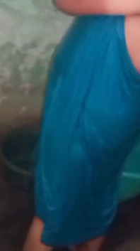Tamil ciocia kąpiel wideo porno w wiosce