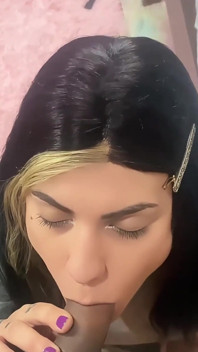 Chica trans chupa polla y bolas y se corre en su cara