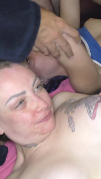 Essas deslumbrantes gatas britânicas são rainhas na foda gangbang