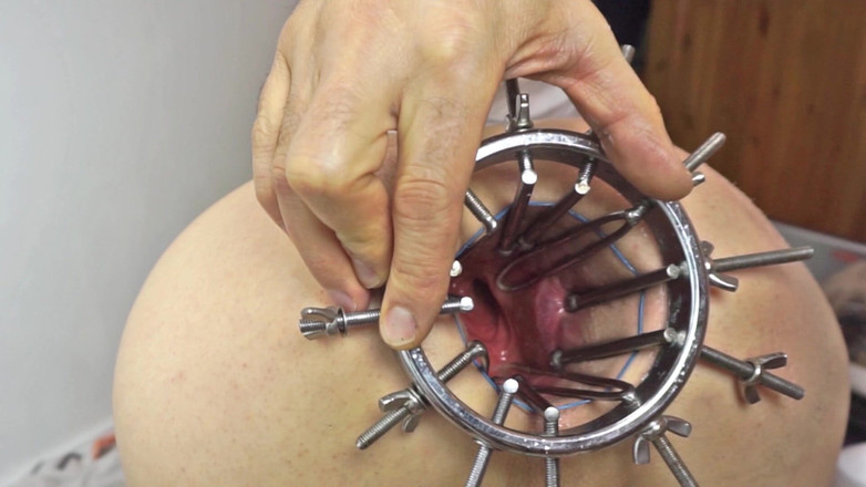 Giantasshole: Udělejte hluboký ponor do mého roztahlého zadku