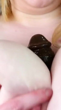 Großer schwarzer dildo, tittenfick &lutschen