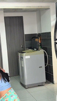 La fille tend un piège au livreur de pizzas