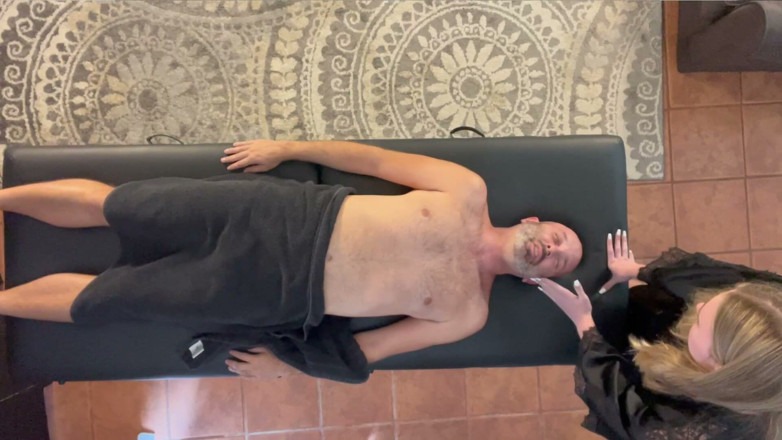 Island Boy Vids: จากการนวดหน้าจนถึงการอัพเกรดนั่งบนหน้ากับ Tyler Lynn