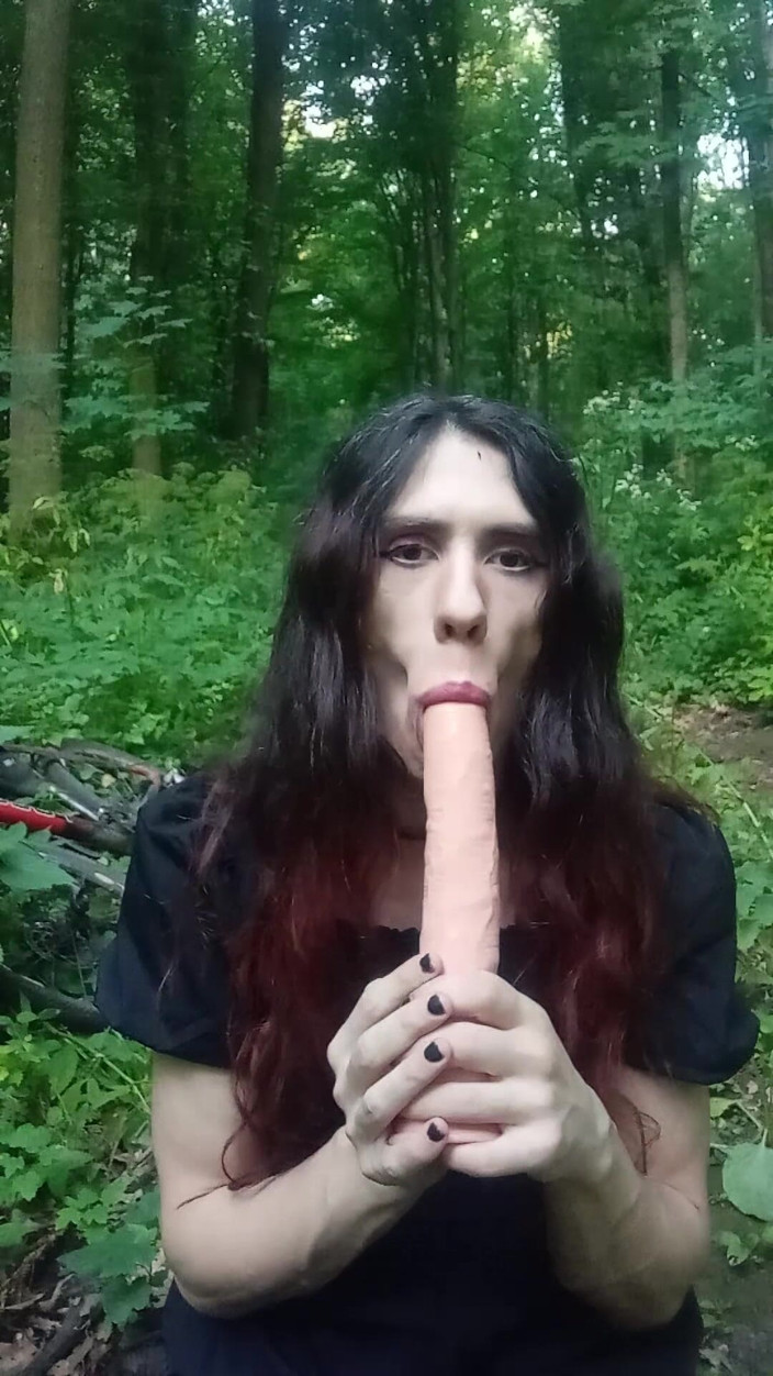 DiiVampy: Me, Dildo and the Forest