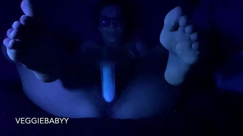 Veggiebabyy: Testing Out New Dildo - Blacklight Cums
