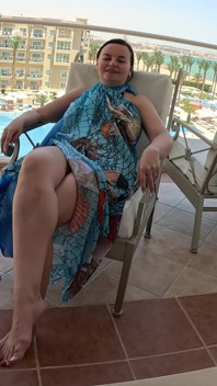 Une MILF Aux Gros Seins Naturels Fait Pipi Et Taille Une Pipe Sous La Douche