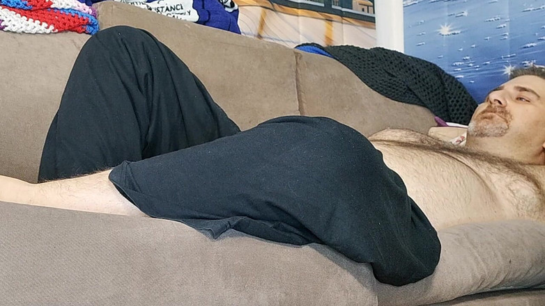 ChubbyDaddyBearLuka: Ayah gemuk menanggung kaki kotornya sambil bugil