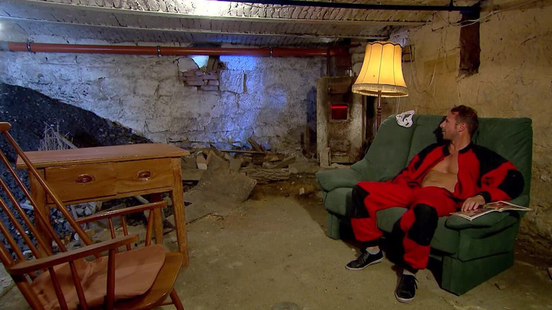 Amateur Pornos XXX: Різдвяна фея з величезними цицьками отримує анальний трах у підвалі