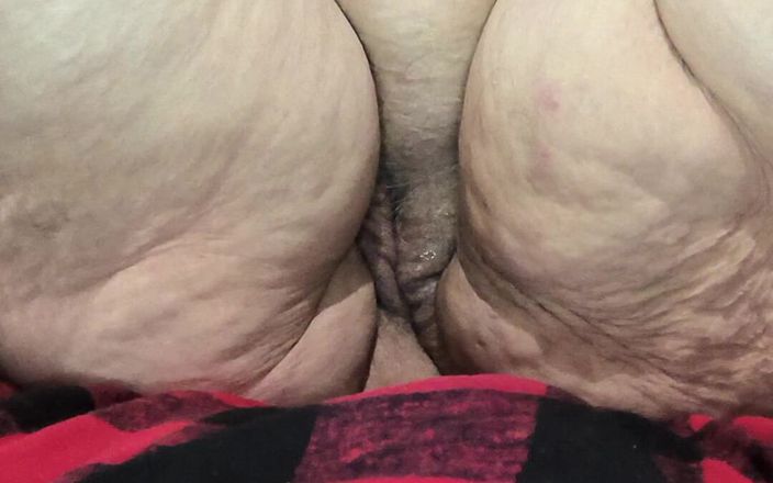 HerculesnVENUS: De longs ongles sur ses gros pieds écartent la chatte et...