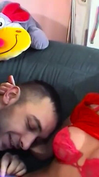 Milf Jenny släpade och knullade i trekant