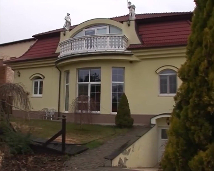 German amateur - 100% German hardcore videos: 两个熟女在热辣的3P中啪
