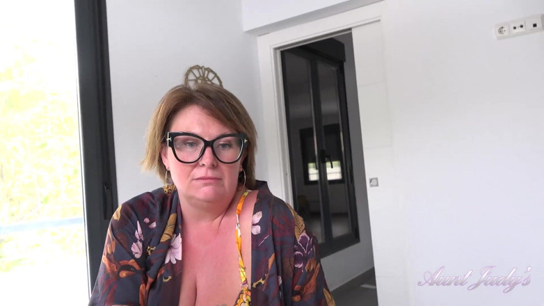 Aunt Judy's: Auntjudys - deine vollbusige stiefmutter jojo erwischt dich beim stiehlen ihres...