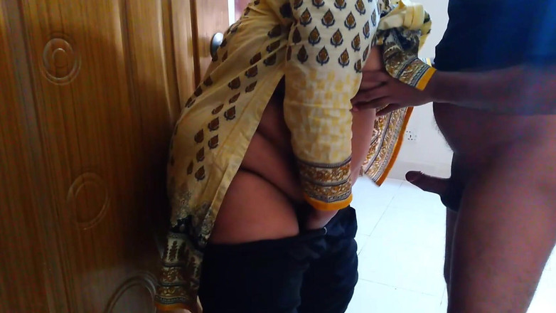 Aria Mia: Le patron du bureau baise une soubrette musulmane arabe quand...