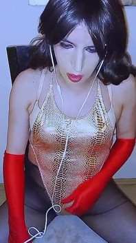Sexy crossdresser sledující porno a užívám si svou ženskost