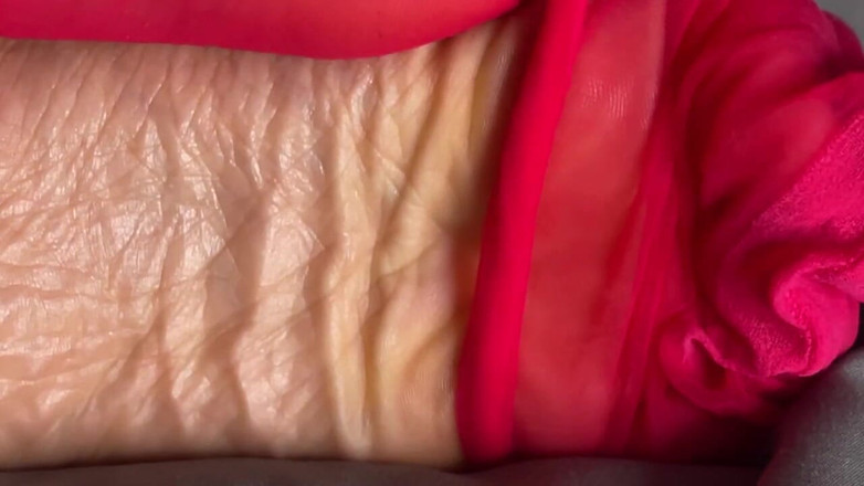 Pink Foxx: Pink foxx rimuove le calze rosa