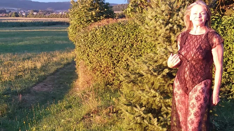 martinawest: Babcia ma na sobie czysty body na zewnątrz