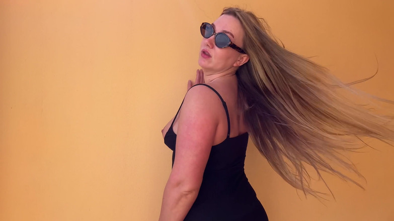 Emma Voyeur: Соблазняю Тебя Моим Загорелым Декольте В Черном Платье