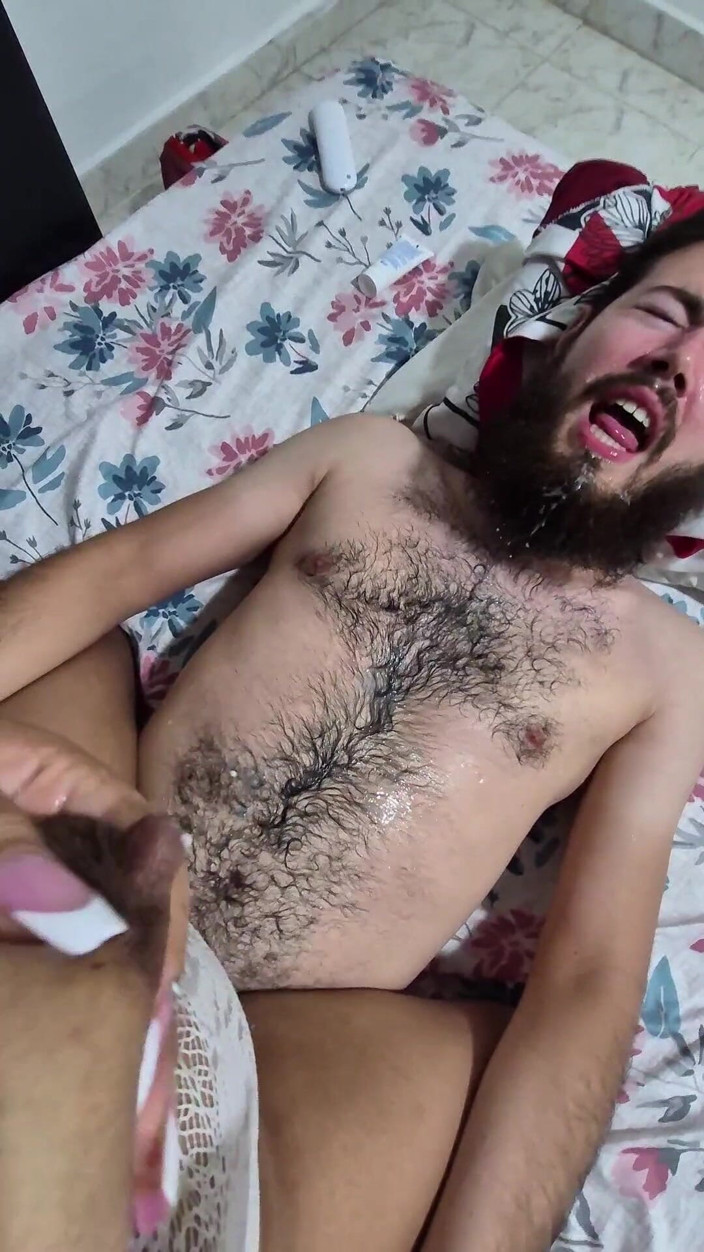 Pikaa6: 隣人のひげの中の胸のミルク