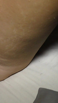 Sexy milf neemt enorme dildo