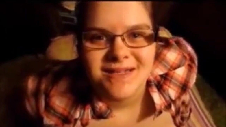 Fat House Wife: Sexy strebsame wifey bekommt mund gefickt &amp; tiefe kehle mit brille,...