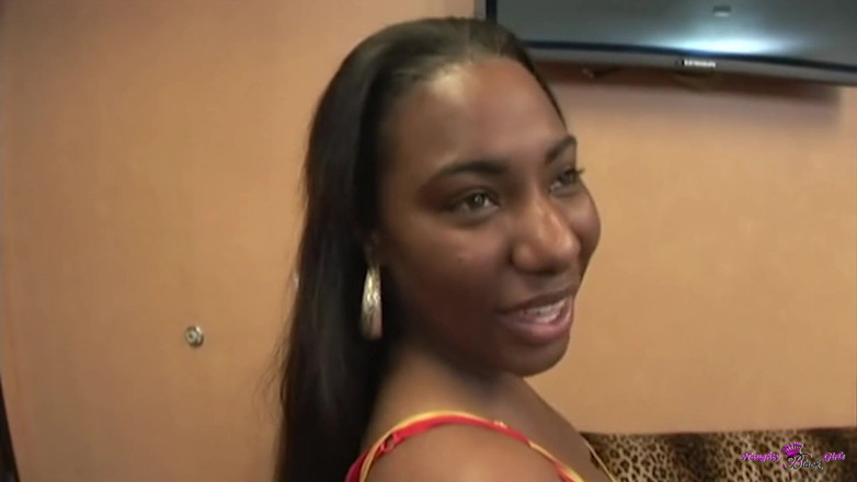 Naughty Black Girls: POV Sweet Duże naturalne cycki Czarna dziewczyna Indie Delikatnie próbuje...