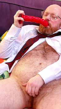 Harige trans-zakenman spuit in zijn slip