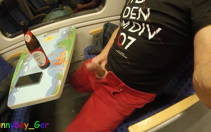 Funny boy Ger: ガイは移動中の電車の中でこっそりソーセージを引っ張り出し、生意気にもクリームをテーブルに吹きかけます。