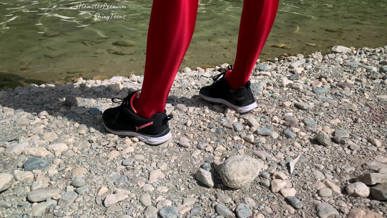 Shiny teens: Collant in lycra rosso lucido e microdress sul fiume di...