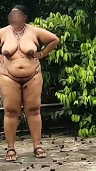 Ragazza paffuta in gonne bianche e rosa per diventare completamente nuda e camminare nuda all'aperto