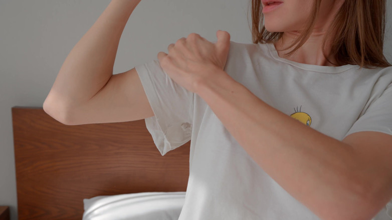 Melissa Burn: Gadis sporty dengan badan yang sangat seksi mengoyakkan semua pakaiannya