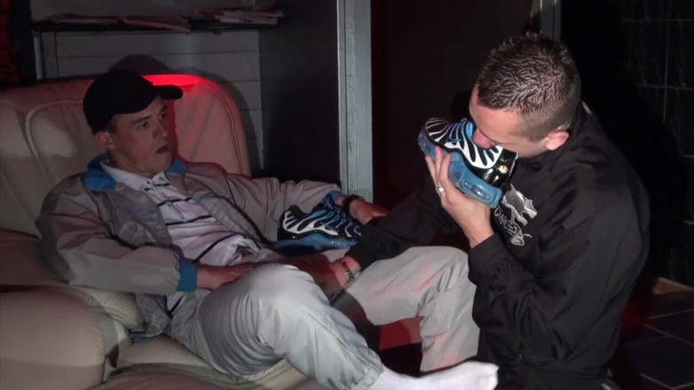 Sneaker gay: Sumisión de zapatillas por scally boy
