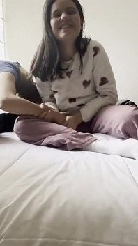 Frauen im Pajama-Wrestling mit hüpfenden, unerwarteten Stürzen und vielen Schlägen
