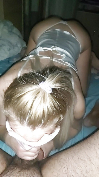 Audrey: Studenten gör en djup avsugning och spermier rinner ut ur...