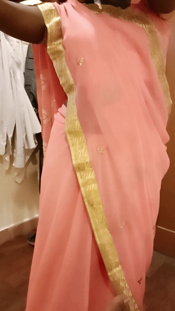 RenuRaj: Velký zadek a kundička desi tamilské manželky Renu škádlení v Saree...