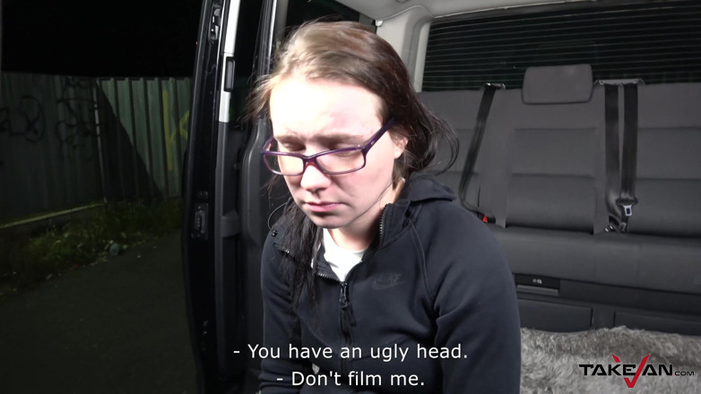 Take Van: Skinny tramp schüttelt ihre kleinen titten auf einem massiven schwanz...