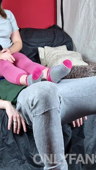 Kongkek duduk muka dan penderaan telur amatur dengan stoking dan leggins