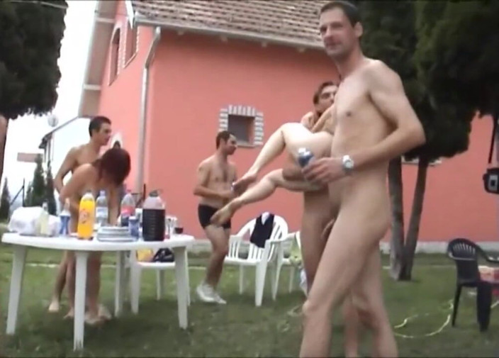 Out Sexxx: Гаряча аматорська секс-вечірка на відкритому повітрі