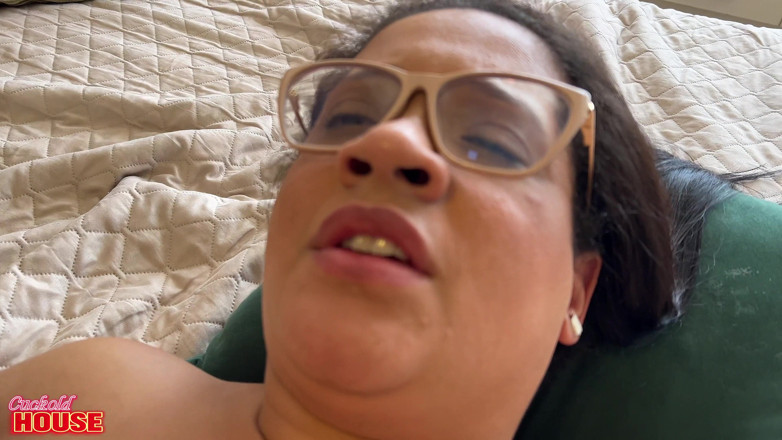 CuckoldHouse: Raquel, Utangaç Bir Esmerdi Ama Sıra Poposunu Vermeye Gelince Gerçekten...