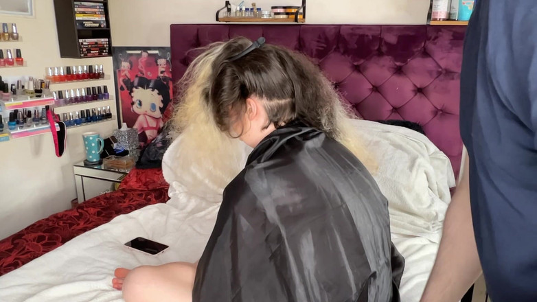 MissFFW: Femeia Ffw își reîmprospătează subtitrarea cu un bărbierit cu clește