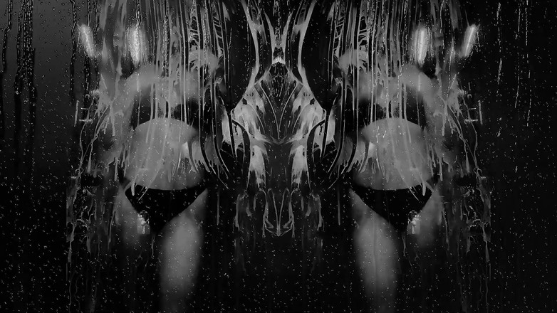 Goddess Misha Goldy: "bagnato" trattamento vip!