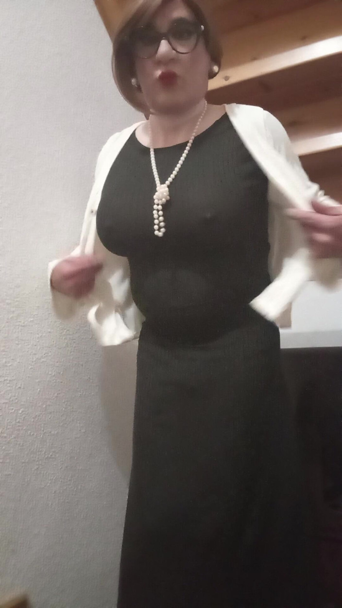 Yusti: Crossdresser chlapec předvádí své křivky před zrcadlem