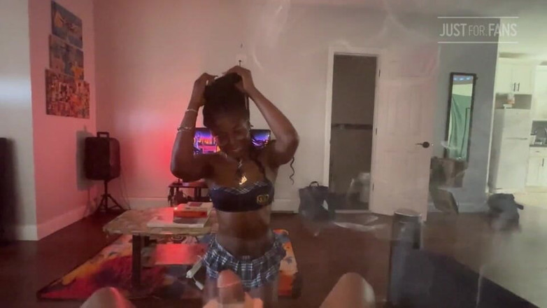 Lauryndrill: Adorando sua carne e pés