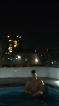 Das Wasser reichte nicht aus, um das Feuer zu löschen, und so hatten wir Sex im Pool. Mein erstes mal in einem pool - accounter adventures