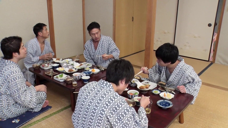 Caribbeancom: Gangbang japonés en la casa de té
