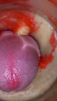 Cameră adânc în pizda strâmtă surprinde o explozie uriașă de spermă 4K