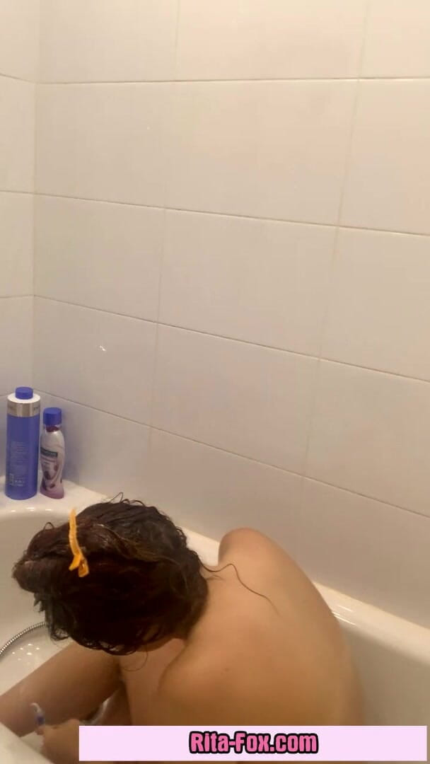 SugarNadya: Tôi đã đi tắm và cạo lông âm hộ ngọt ngào của mình...