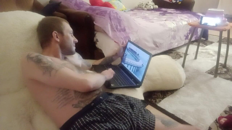 Zona901: I play on the computer I get jerked off and...
